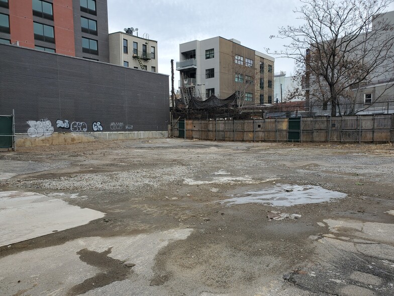 67 Meserole St, Brooklyn, NY for lease - Building Photo - Image 3 of 6