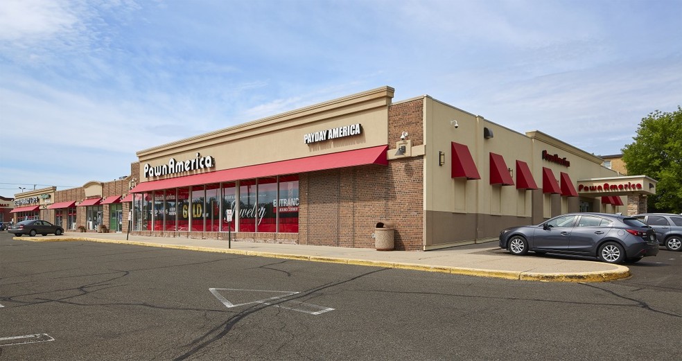 1685-1717 Rice St, Roseville, MN for lease - Building Photo - Image 2 of 5