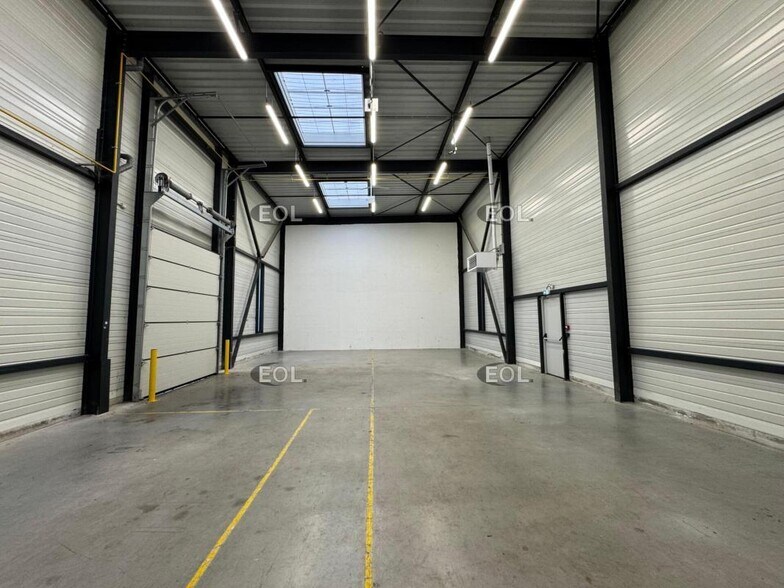 Flex in Fontenay-Trésigny for lease - Interior Photo - Image 3 of 8