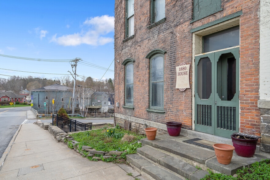 1880 House Bed & Breakfast, Pulaski, NY for sale - Primary Photo - Image 2 of 64