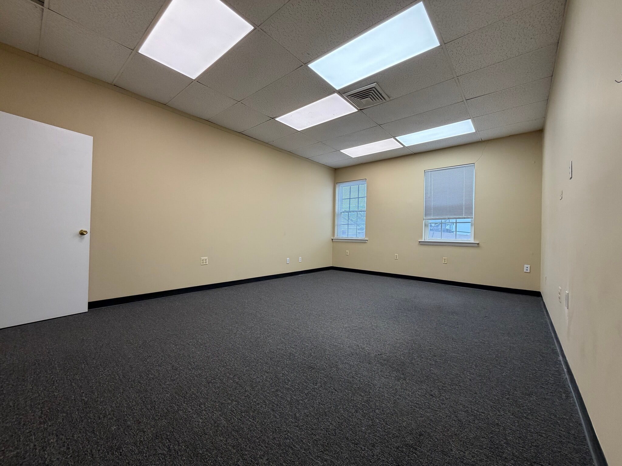 15 Catoctin Cor SE, Leesburg, VA for lease Interior Photo- Image 1 of 3