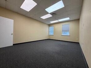 15 Catoctin Cor SE, Leesburg, VA for lease Interior Photo- Image 1 of 3