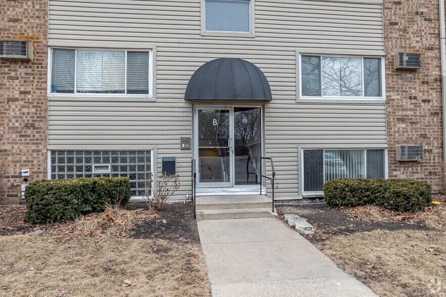 1615 Arbor Ln, Crest Hill, IL à vendre - Photo du bâtiment - Image 2 de 5