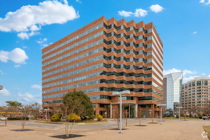 2101 Wilson Blvd, Arlington, VA à louer - Photo principale - Image 1 de 14