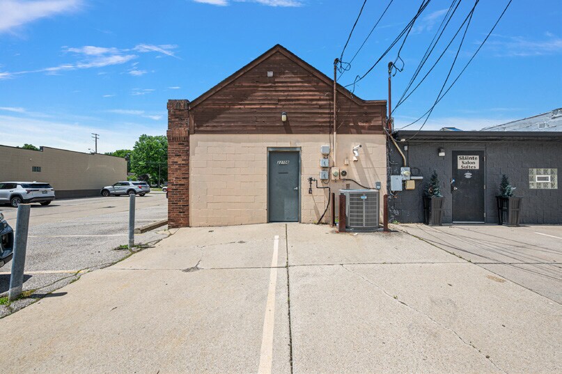 22108 Harper Ave, Saint Clair Shores, MI à louer - Photo du bâtiment - Image 2 de 7