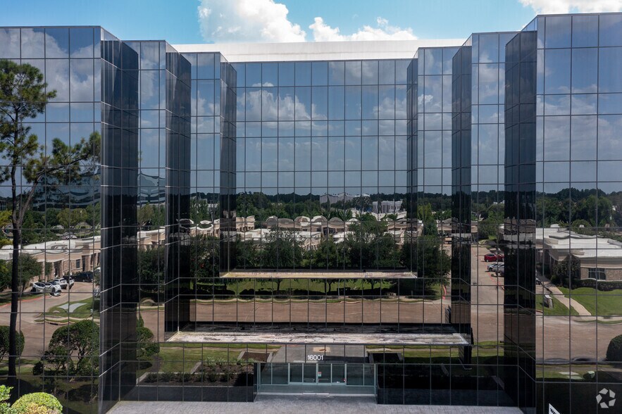 16001 Park Ten Place Dr, Houston, TX à louer - Photo du bâtiment - Image 2 de 12
