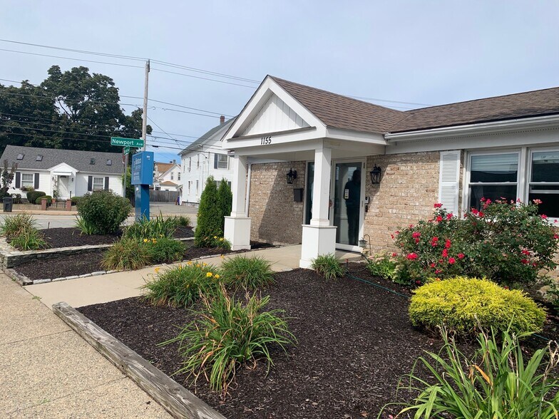 1155 Newport Ave, Pawtucket, RI à vendre - Photo du bâtiment - Image 2 de 18