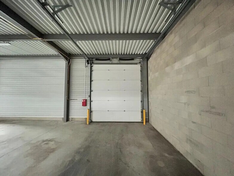 Flex in Aulnay-sous-Bois for lease - Interior Photo - Image 2 of 8