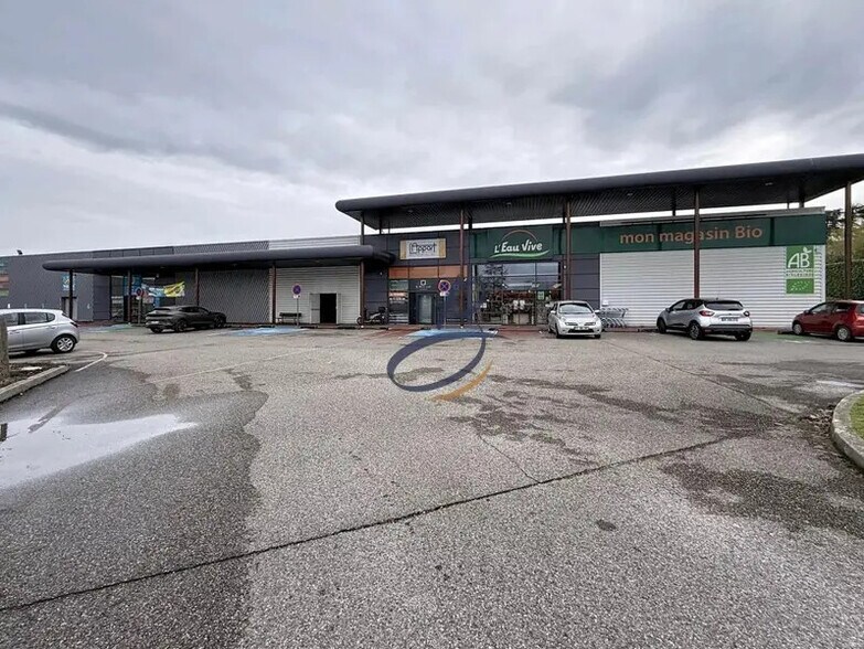 151 Rue Isaac Asimov, Bourgoin-Jallieu à vendre - Photo du bâtiment - Image 2 de 13
