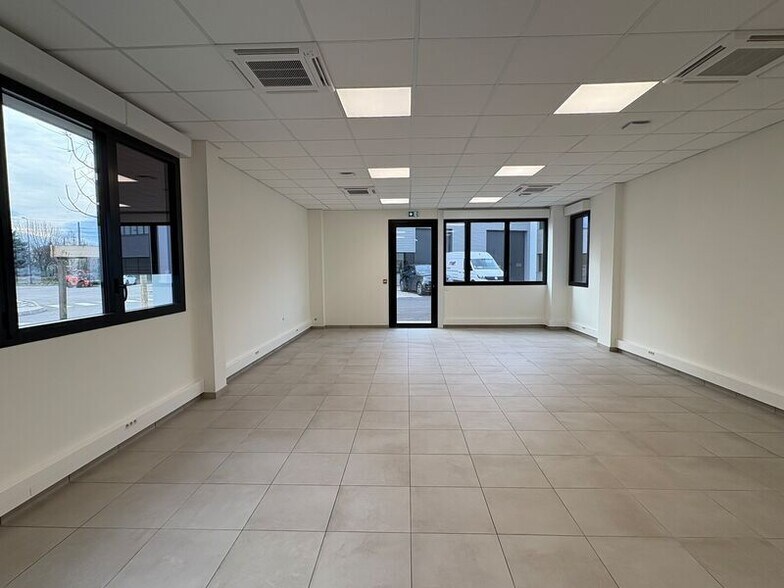 Flex in OULLINS-PIERRE-BÉNITE for lease - Interior Photo - Image 2 of 5
