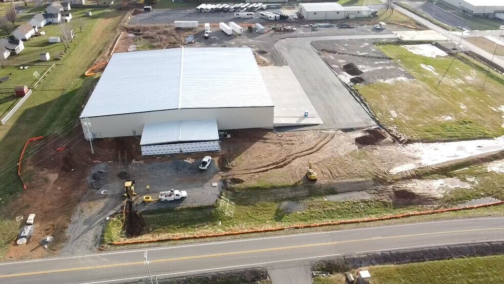 233 Kirby Dr, Portland, TN à vendre - Photo du bâtiment - Image 2 de 4