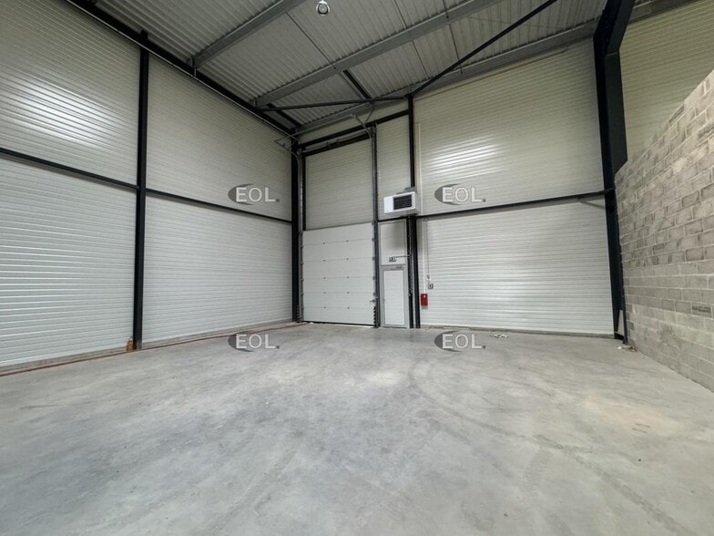 Flex in Villebon-sur-Yvette for lease - Interior Photo - Image 3 of 7
