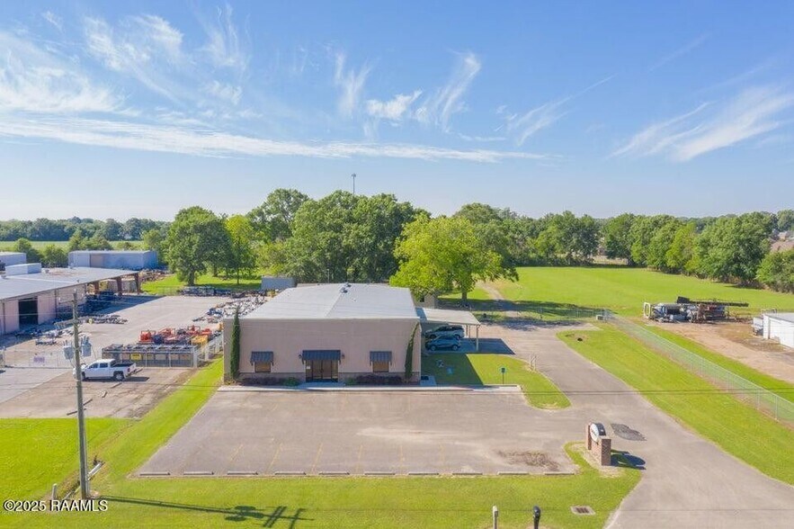 255 Rousseau Rd, Youngsville, LA à louer - Photo du bâtiment - Image 3 de 4