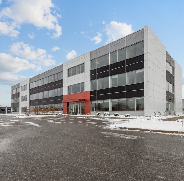 1935 Robertson Rd, Ottawa, ON à louer - Photo du bâtiment - Image 2 de 4