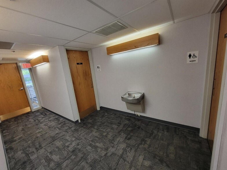 8555 W Forest Home Ave, Greenfield, WI for lease - Interior Photo - Image 3 of 22