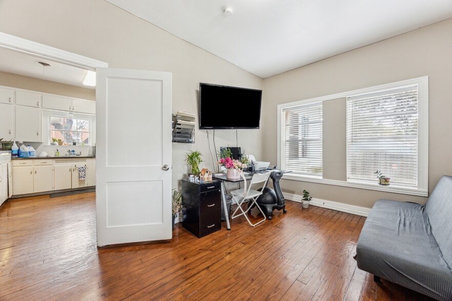 Wildwood Retail portfolio of 2 properties for sale on LoopNet.ca - Interior Photo - Image 3 of 12