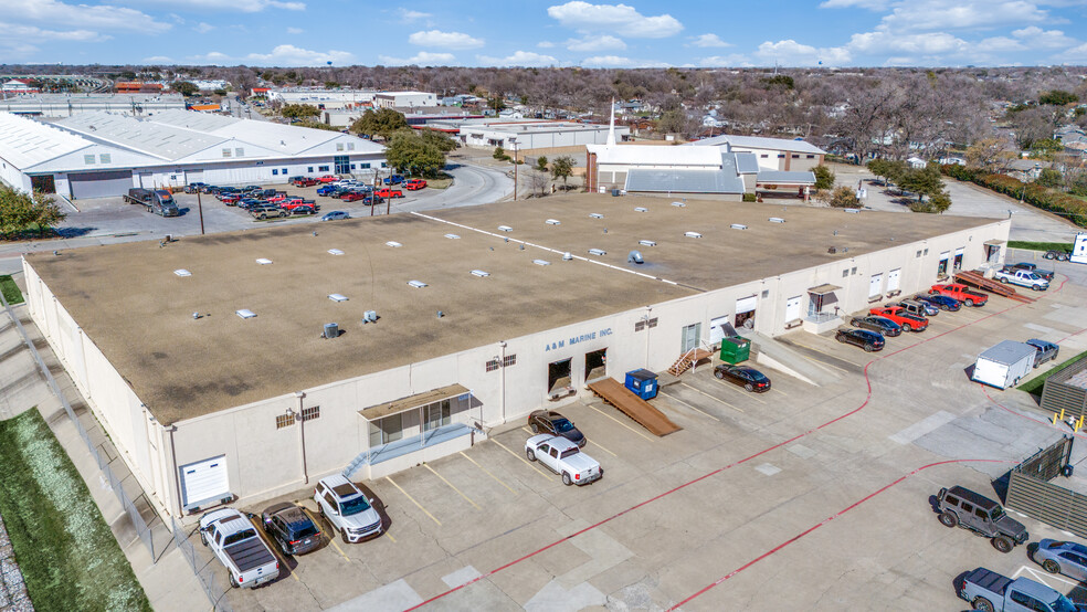 13908-13910 Distribution Way, Farmers Branch, TX for lease - Building Photo - Image 2 of 13