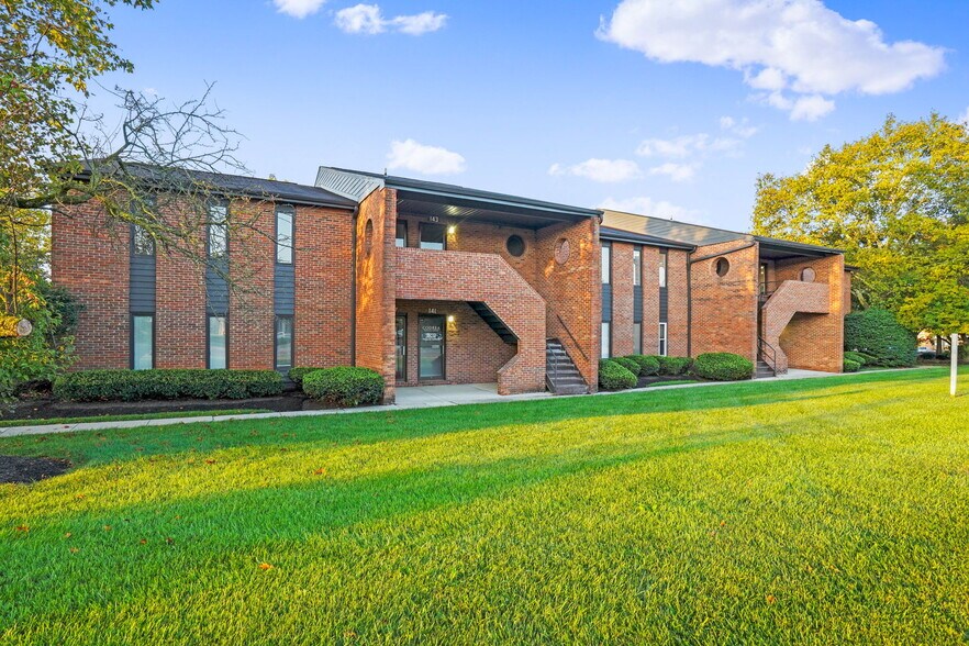 137-151 W Schrock Rd, Westerville, OH à louer - Photo du bâtiment - Image 1 de 7