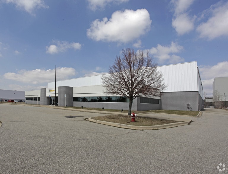 6125 Center Dr, Sterling Heights, MI for lease - Building Photo - Image 1 of 2