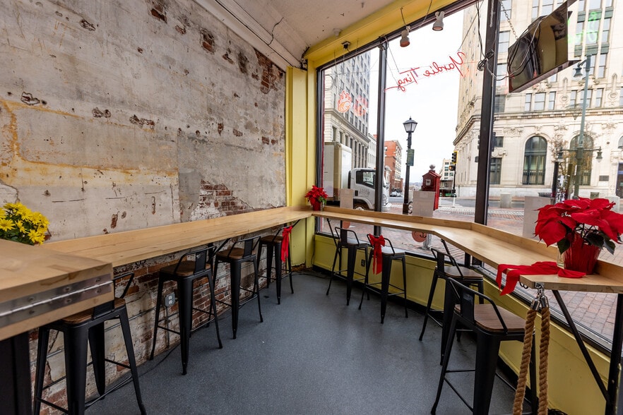 Multiple Floor Condo portfolio of 3 properties for sale on LoopNet.ca - Building Photo - Image 3 of 20