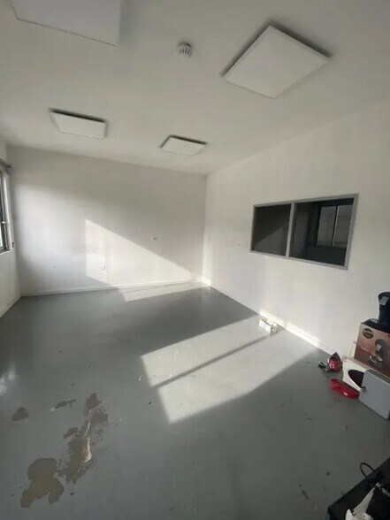 Industrial in for lease - Interior Photo - Image 3 of 6