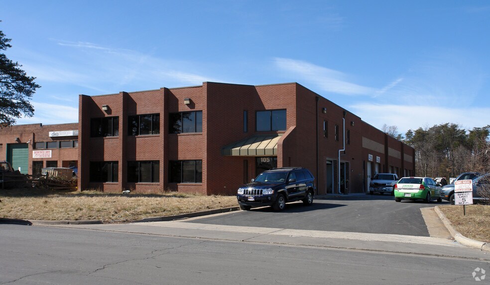105 Douglas Ct, Sterling, VA à louer - Photo du bâtiment - Image 2 de 4