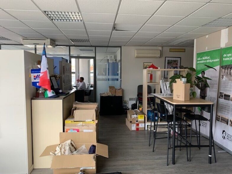 Office in Colombes for lease - Building Photo - Image 3 of 7