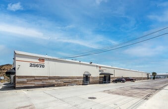 25545-25710 Springbrook Ave, Santa Clarita, CA à louer Photo du bâtiment- Image 1 de 3