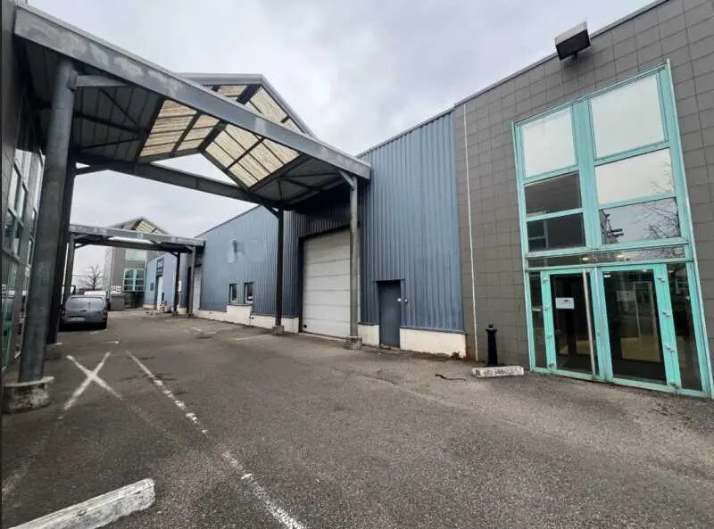 Office in Bron for lease Building Photo- Image 1 of 9