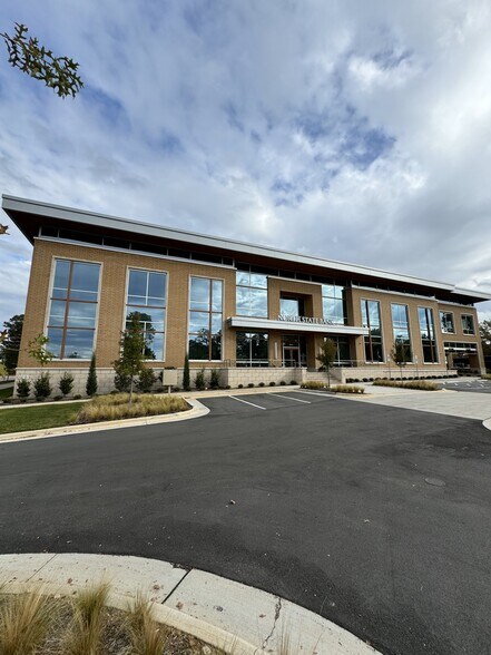 2413 Blue Ridge Rd, Raleigh, NC à louer - Photo du bâtiment - Image 2 de 10