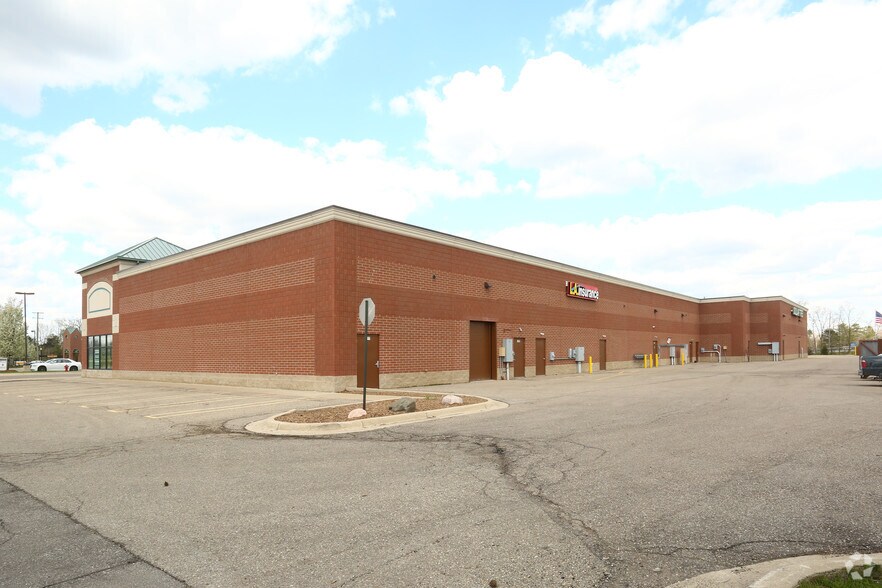 1400 Lawson Dr, Howell, MI à louer - Photo du bâtiment - Image 2 de 5