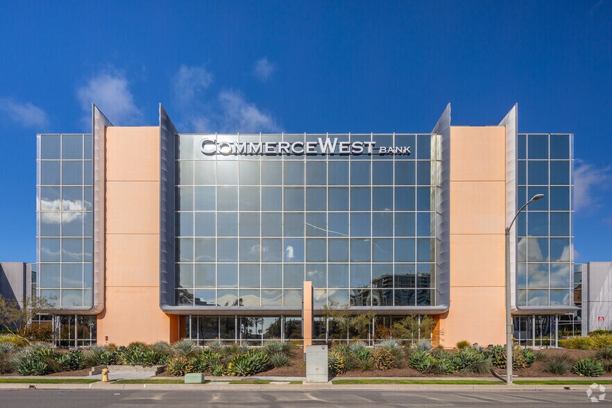 2445 McCabe Way, Irvine, CA à louer - Photo du bâtiment - Image 3 de 7