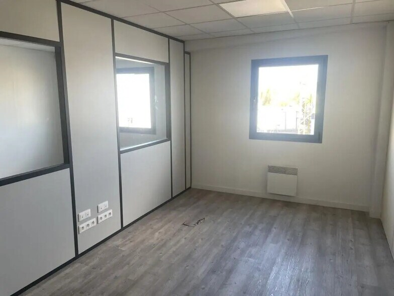 Office in Carvin for lease - Interior Photo - Image 3 of 7