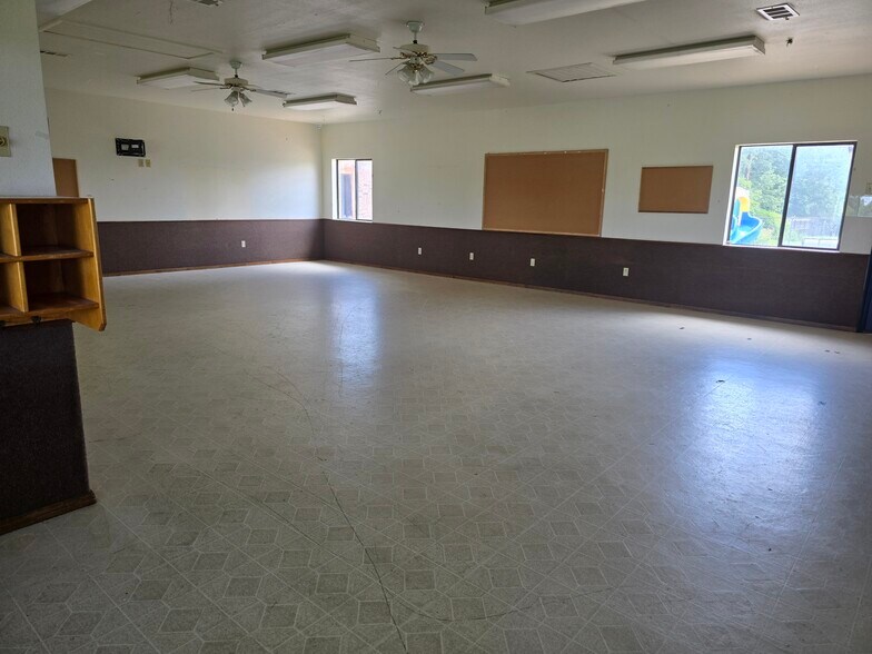 205 River North Blvd, Stephenville, TX for lease - Interior Photo - Image 2 of 7