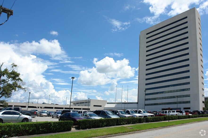 350 Pine St, Beaumont, TX à louer - Photo du bâtiment - Image 2 de 13