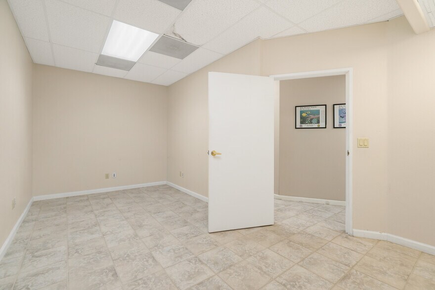 4035 Market St, Riverside, CA à louer - Photo du bâtiment - Image 3 de 7