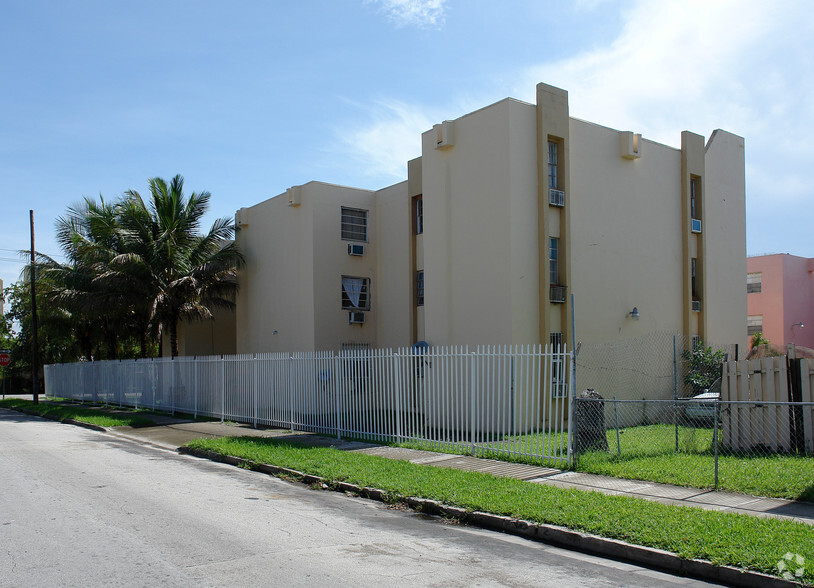 690 NW 3rd St, Miami, FL à vendre - Photo du bâtiment - Image 2 de 2