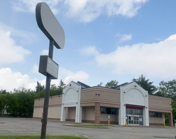 2616 Brewerton Rd, Mattydale, NY à vendre - Photo du bâtiment - Image 2 de 10