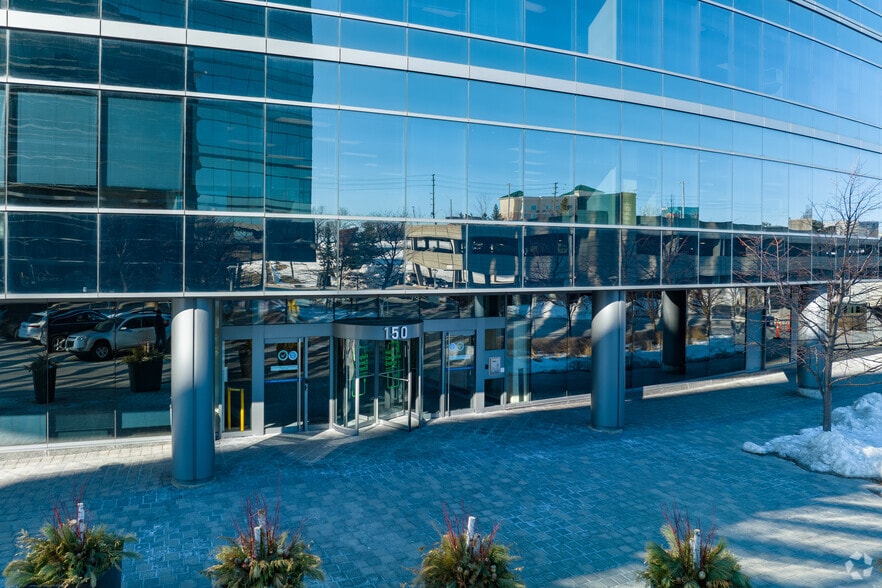 150 Commerce Valley Dr W, Markham, ON à louer - Photo du bâtiment - Image 3 de 8