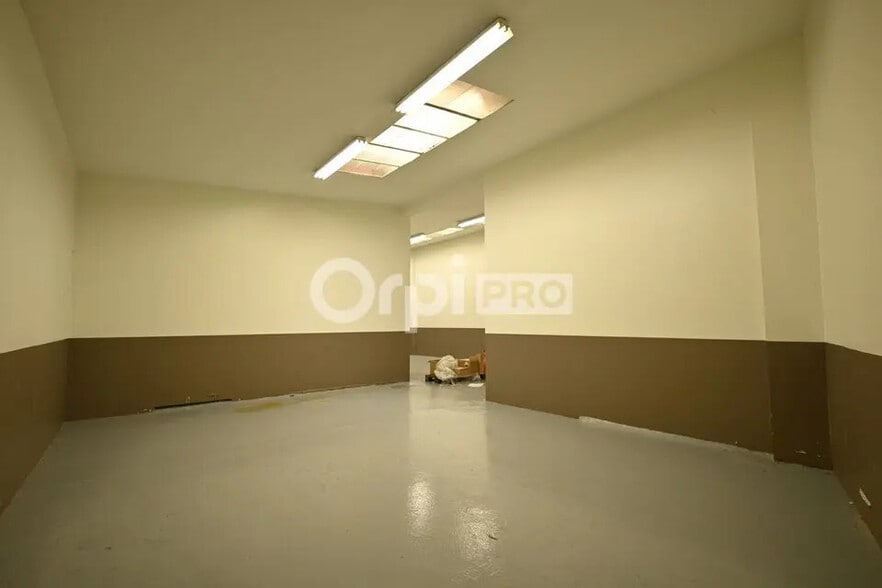 Flex in Vaulx-en-Velin for lease - Building Photo - Image 3 of 12