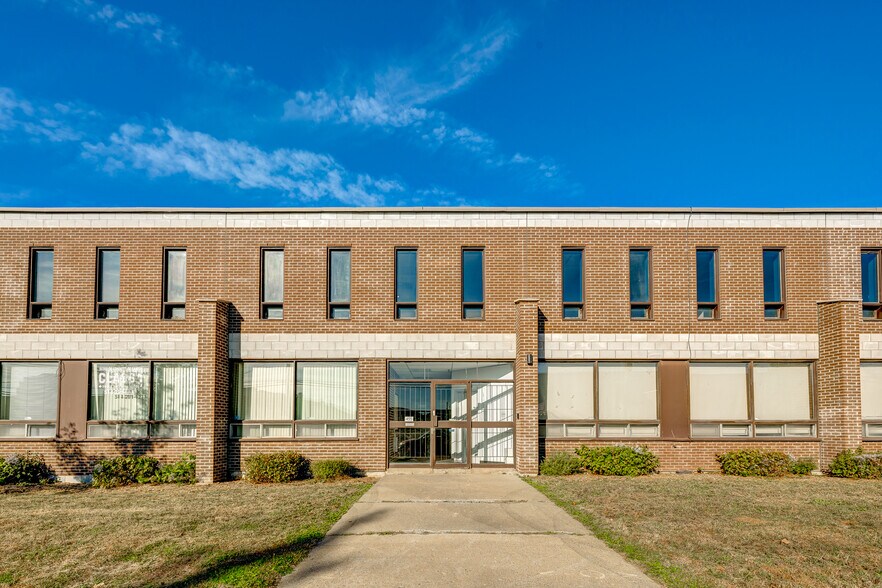 295-455 Deslauriers Rue, Saint-Laurent, QC à louer - Photo du bâtiment - Image 3 de 19