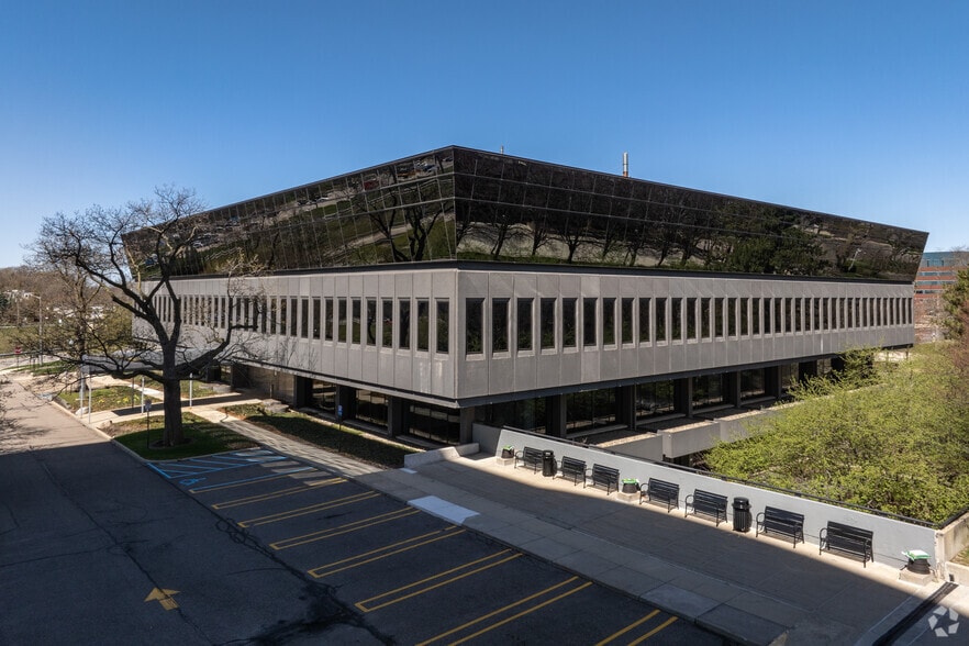 25900 Northwestern Hwy, Southfield, MI for lease - Building Photo - Image 1 of 9