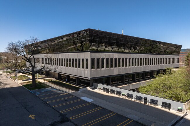 Plus de détails pour 25900 Northwestern Hwy, Southfield, MI - Bureau à vendre