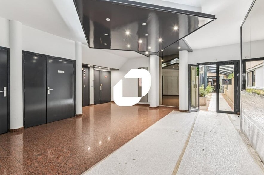 Office in Boulogne-Billancourt for lease - Lobby - Image 2 of 15