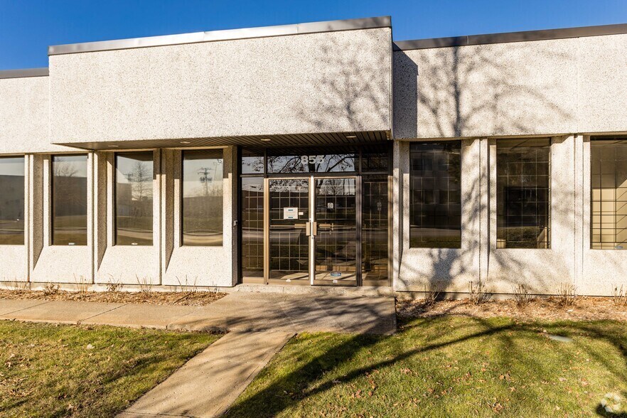 855 Rue McCaffrey, Montréal, QC à louer - Photo du bâtiment - Image 2 de 3