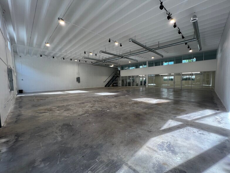 6240 NE 4th Ct, Miami, FL à louer - Photo du bâtiment - Image 2 de 8