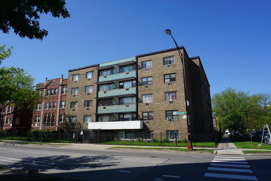 7700 S South Shore Dr, Chicago, IL for sale - Building Photo - Image 1 of 1