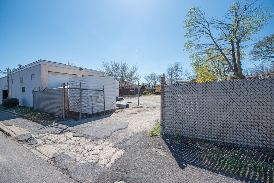 711-715 N Wellwood Ave, Lindenhurst, NY for sale - Building Photo - Image 3 of 9