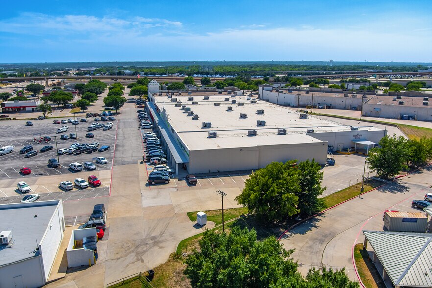 1250 William D Tate Ave, Grapevine, TX à louer - Photo du bâtiment - Image 3 de 5