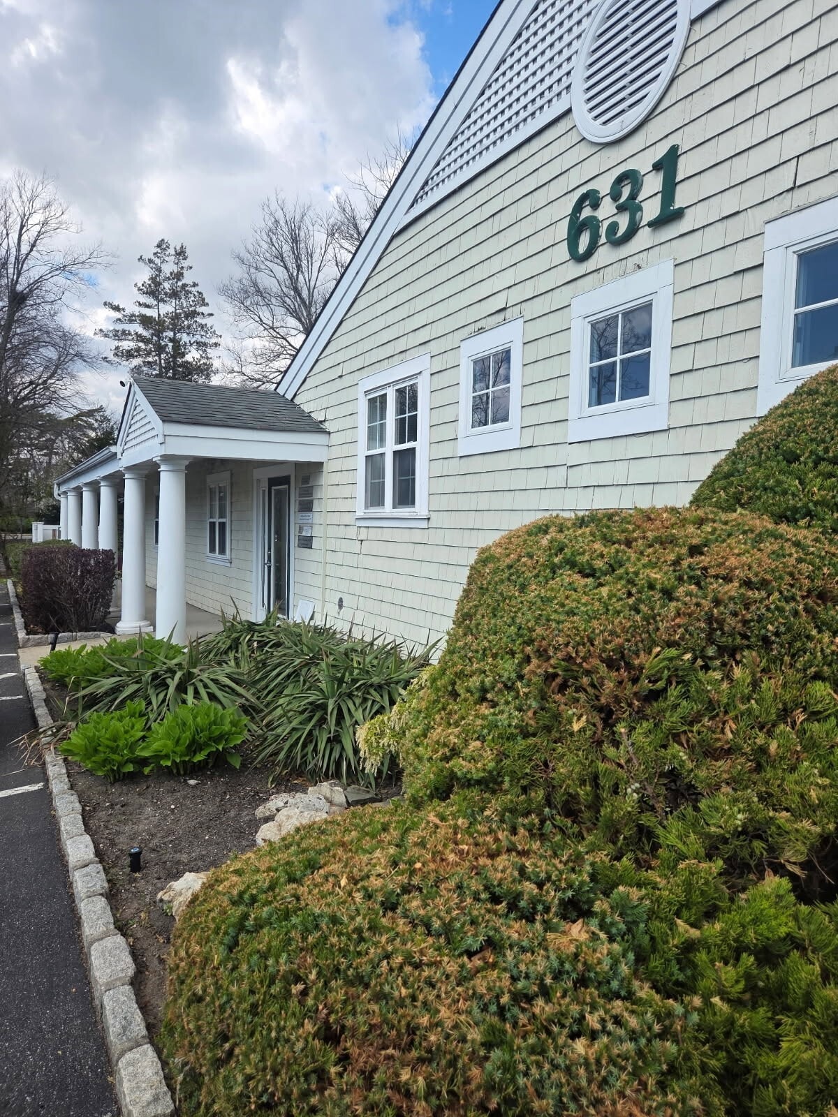 631 Montauk Hwy, West Islip, NY for lease Interior Photo- Image 1 of 18